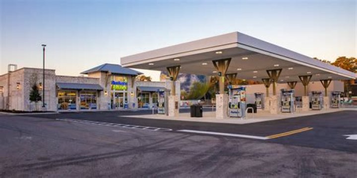 セルフじゃないガソリンスタンドを探すコツと注意点｜近くで見つける方法